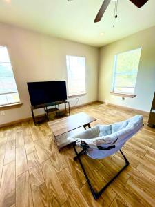 Μια τηλεόραση ή/και κέντρο ψυχαγωγίας στο Close to hobby - top floor - minimalist quiet duplex