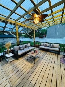 un patio con 2 sofás y un ventilador de techo en The Princeton Three Cozy 3BR Retreat, BBQ Patio, en Trenton 41 fotos más