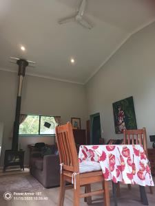 MinynonにあるQuandong Valley Innのテーブルと椅子2脚のあるリビングルーム