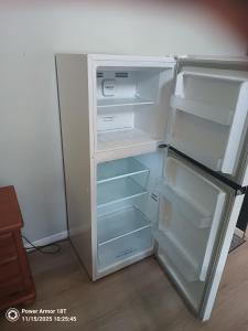 MinynonにあるQuandong Valley Innの部屋の中にドアが開いたままの空の冷蔵庫