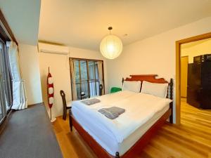 a bedroom with a large bed in a room at 凛の宿 元箱根港や海賊船乗り場 芦ノ湖観光スポット便利な立地 in Hakone