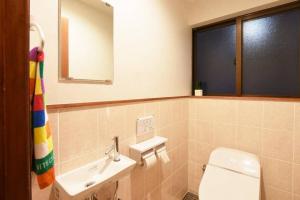 une salle de bains avec toilettes et lavabo dans l'établissement ORENCHii, à Yomitan