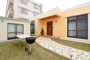 - un barbecue en face d'une maison dans l'établissement ORENCHii, à Yomitan 9 autres photos