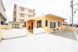 a house in the middle of a street at ORENCHii in Yomitan