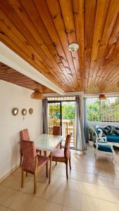 a dining room with a table and chairs and a bed at Apartamento Boutique Cartagena Plaza de Toros in Cartagena de Indias