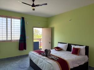 Ένα ή περισσότερα κρεβάτια σε δωμάτιο στο S N Greens