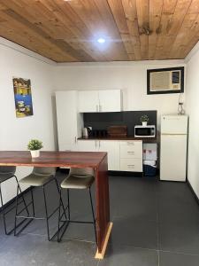 Kuchyň nebo kuchyňský kout v ubytování Private Accommodation at the Megaranch