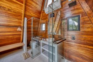 Ένα μπάνιο στο Elmon Ricefield Hotel