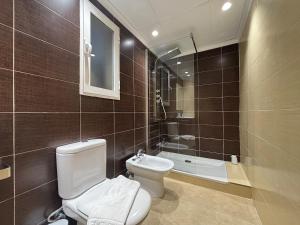 a bathroom with a toilet and a sink and a shower at Cosy Flat Valencia in Masanasa +5 photos
