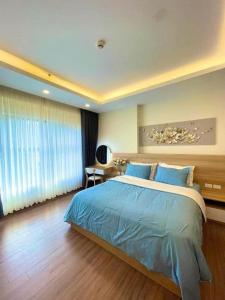 a bedroom with a large bed and a desk at FLC Sea Tower QUY NHƠN-Căn Hộ Du Lịch 5 Sao-Cách Biển 40m-Hồ Bơi-View Biển in Quy Nhon