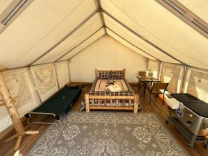 Postel nebo postele na pokoji v ubytování Howling Wolf Resort