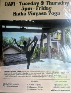 Un volante para una clase de yoga frente a una casa. en Buku Lodge Villa Spa Lombok, en Selong Belanak