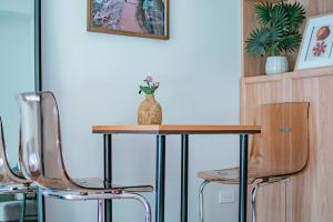 a table with two chairs and a vase on top of it at Alpine Haven at Alpine Villas by Crosswinds Tagaytay & Free Parking in Sampong