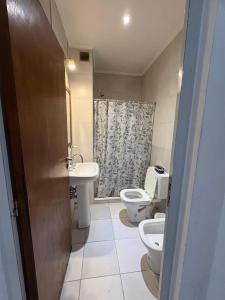 a bathroom with two toilets and a sink at Paraná Suite Alem in Paraná +5 photos