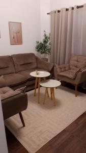 uma sala de estar com um sofá e uma mesa em Apartamento Inteiro - Casa Nostra Guest House 1 - Nomad Ready em Belém mais 83 fotografias