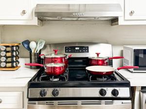 Φωτογραφία από το άλμπουμ του King Bed Soaking tub, Yard with Screen Patio, Near ATL σε Tucker