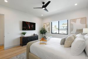 ein weißes Schlafzimmer mit einem Bett und einem Deckenventilator in der Unterkunft Sunrift-Private Pool & Spa-Walk to Old Town in Scottsdale + 81 Fotos