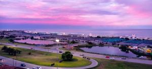 a view of a city with a lake and the ocean at PUNTA MOGOTES Hermosa vista almar in Mar del Plata
