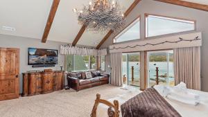 TV a/nebo společenská místnost v ubytování Lagunita Shores by AvantStay Beautiful Lakefront Mansion w Hot Tub BBQ