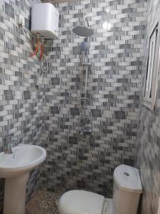 Koupelna v ubytování Fatou Conteh's Home