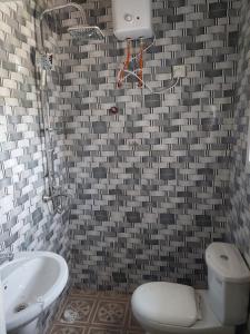Koupelna v ubytování Fatou Conteh's Home + 8 fotografií