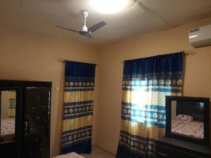 TV a/nebo společenská místnost v ubytování Fatou Conteh's Home