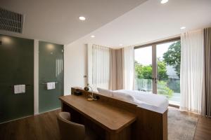 ein Badezimmer mit Waschbecken und großem Fenster in der Unterkunft Mila Luxury 3BR Villa, Private 4x10m Pool in Ban Saiyuan (1) + 64 Fotos