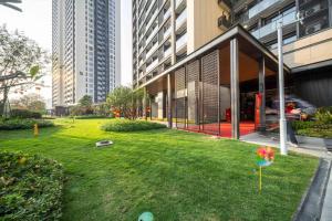 une pelouse devant un immeuble avec de grands immeubles dans l'établissement Ruilan Courtyard, à Shenzhen