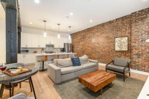 una sala de estar de planta abierta con una pared de ladrillo en The Saddlery - Key Note - Walk to Broadway, en Nashville