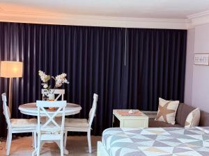 1 dormitorio con 1 cama y 1 mesa con comedor en New Amazing Ocean View Beachfront Entire Apartment Direct access to Beach, en Daytona Beach 45 fotos más