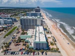Una vista aérea de una playa con edificios y el océano. en New Amazing Ocean View Beachfront Entire Apartment Direct access to Beach, en Daytona Beach