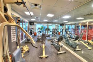un gimnasio con varias cintas de correr y máquinas de cardio en New Amazing Ocean View Beachfront Entire Apartment Direct access to Beach, en Daytona Beach