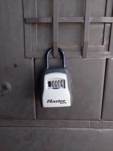 a scale hanging from the side of a wall at Hostal Colonial Independiente in Mixco