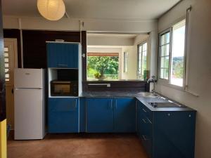 Kuchyň nebo kuchyňský kout v ubytování Le jaune soleil, appartement tropical, proximité plage