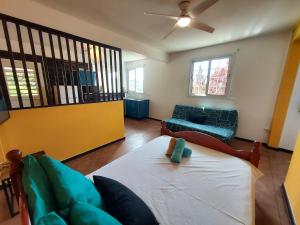 Posezení v ubytování Le jaune soleil, appartement tropical, proximité plage + 5 fotografií