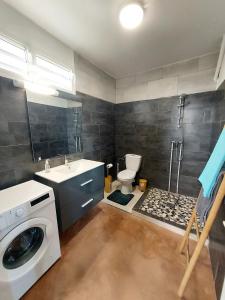 Koupelna v ubytování Le jaune soleil, appartement tropical, proximité plage