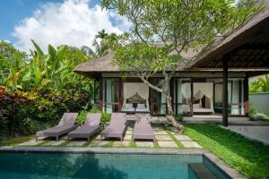 une villa avec piscine et une maison dans l'établissement Pertiwi Resort & Spa, à Ubud