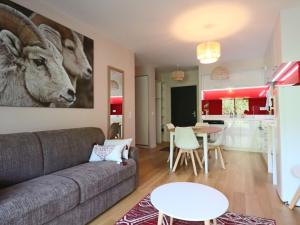 un salon avec un canapé et une table dans l'établissement Appartement accessible PMR avec jardin et parking couvert, proche des pistes - FR-1-858-8, à Mont-Dore