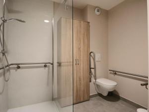 une salle de bain avec toilettes et douche en verre dans l'établissement Appartement accessible PMR avec jardin et parking couvert, proche des pistes - FR-1-858-8, à Mont-Dore 10 autres photos