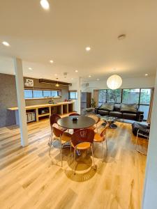 a living room with a table and chairs and a couch at 雲の家 旧東海道沿いの畑宿の温もりステイ in Hakone