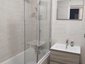 ein Badezimmer mit Dusche und Waschbecken in der Unterkunft L'R du Roc : Appartement Duplex 4* avec Terrasse et Garage - FR-1-858-7 in La Bourboule + 28 Fotos