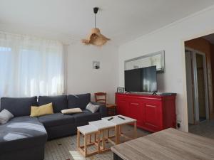 ein Wohnzimmer mit Couch und Flachbildfernseher in der Unterkunft Charmante maison familiale à La Bourboule - FR-1-858-15 in La Bourboule