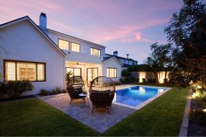 Πισίνα στο ή κοντά στο Breeze - Sparkling Pool - Mins to Old Town