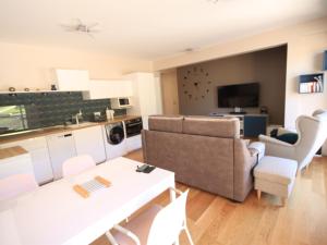 un salon avec un canapé et une table dans l'établissement Appartement avec grande terrasse ensoleillée, proche thermes et ski - FR-1-858-22, à Mont-Dore