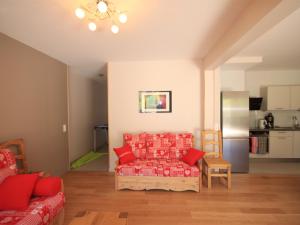 un salon avec un canapé et une cuisine dans l'établissement Chalet Montagne avec Terrasse et Parking - FR-1-858-29, à Mont-Dore