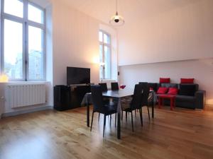 TV a/nebo společenská místnost v ubytování Loft lumineux en centre-ville, proche thermes, pour 4 personnes - FR-1-858-28