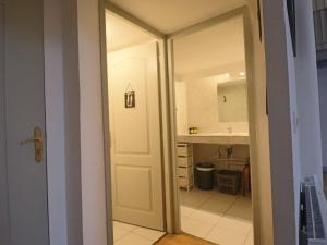 Koupelna v ubytování Loft lumineux en centre-ville, proche thermes, pour 4 personnes - FR-1-858-28