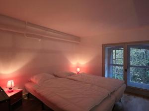 Postel nebo postele na pokoji v ubytování Loft lumineux en centre-ville, proche thermes, pour 4 personnes - FR-1-858-28