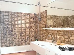 une salle de bain avec lavabo et douche dans l'établissement Studio confortable pour 6, au pied des pistes, Sud - FR-1-811-46, à Les Deux Alpes