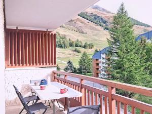 une table et des chaises sur un balcon avec vue dans l'établissement Studio confortable pour 6, au pied des pistes, Sud - FR-1-811-46, à Les Deux Alpes